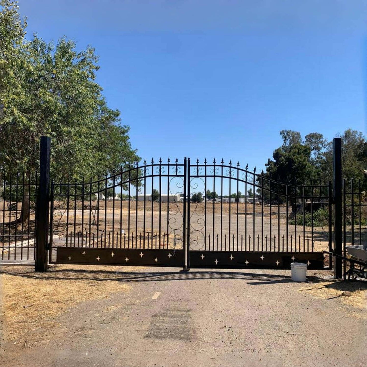 20 ft star pattern driveway gate used in a ranch