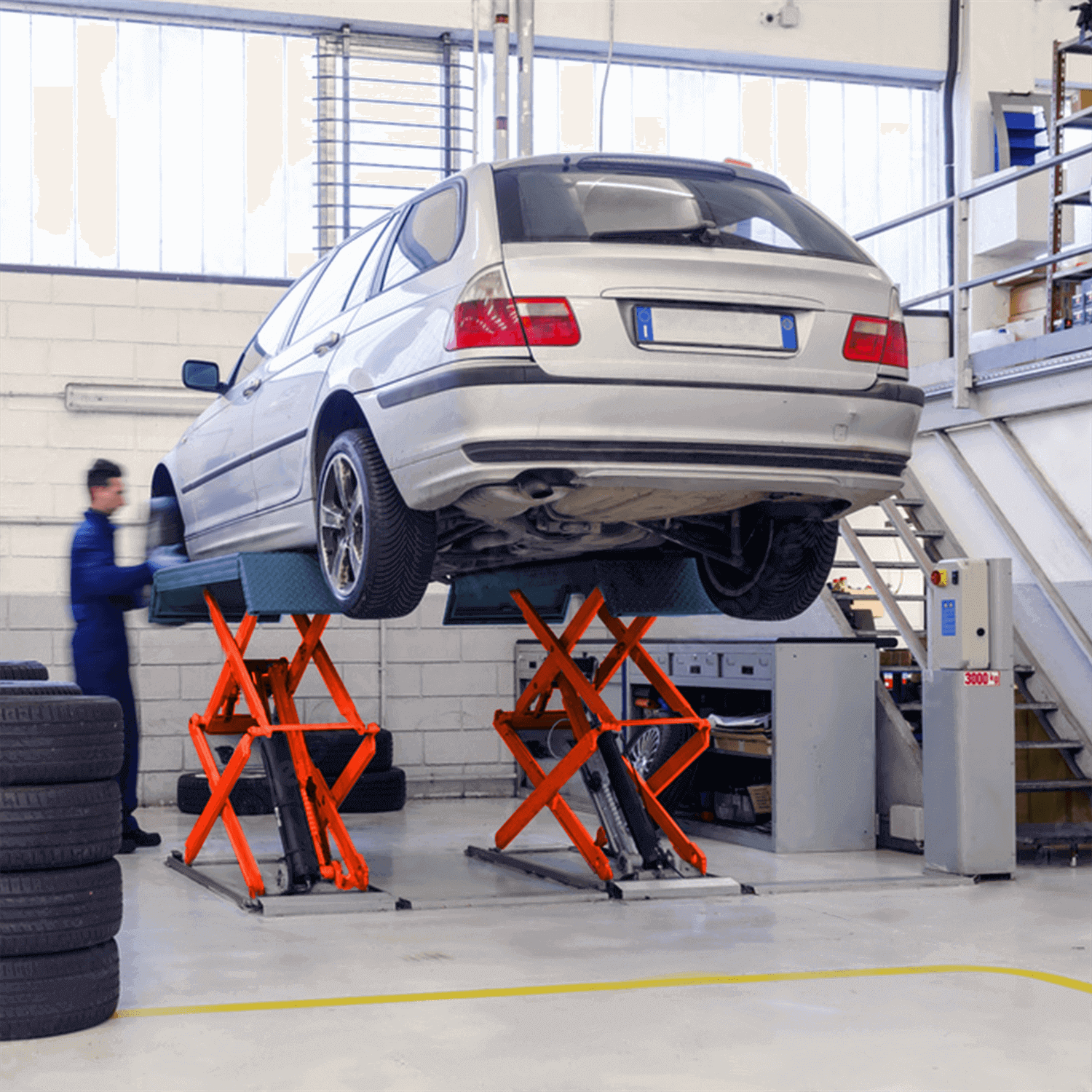 AK-X95 Full Rise Scissor Lift is lifting a car