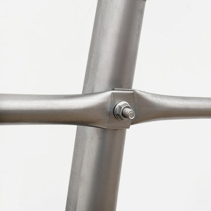 Steel frame joint with bolt connection