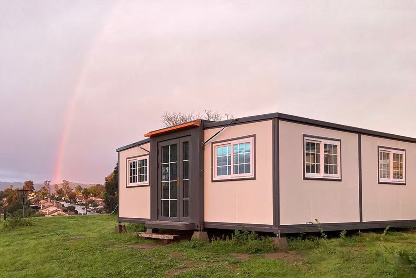 Expandable prefab house for outdoor living