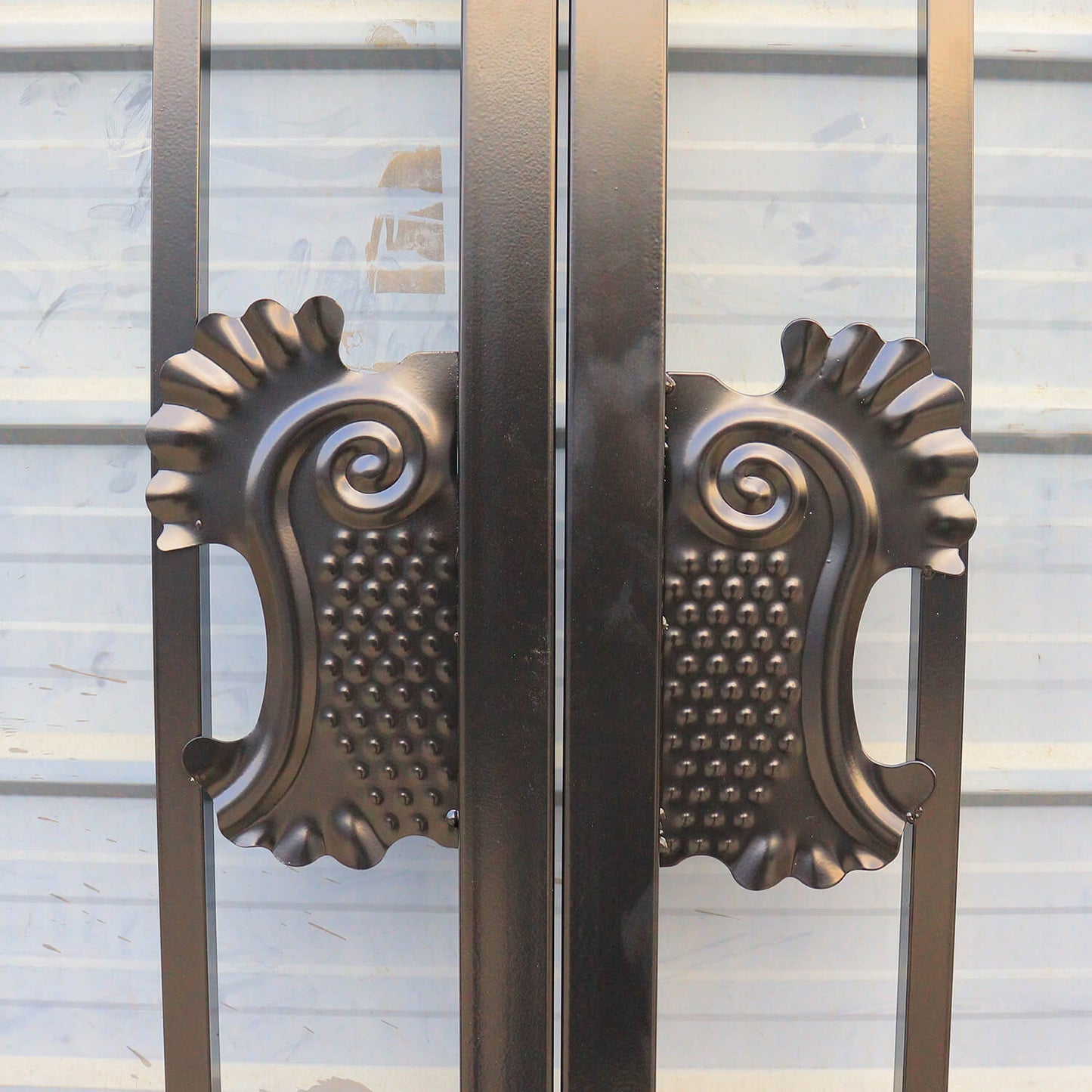 Gate handles for dual swing driveway gates